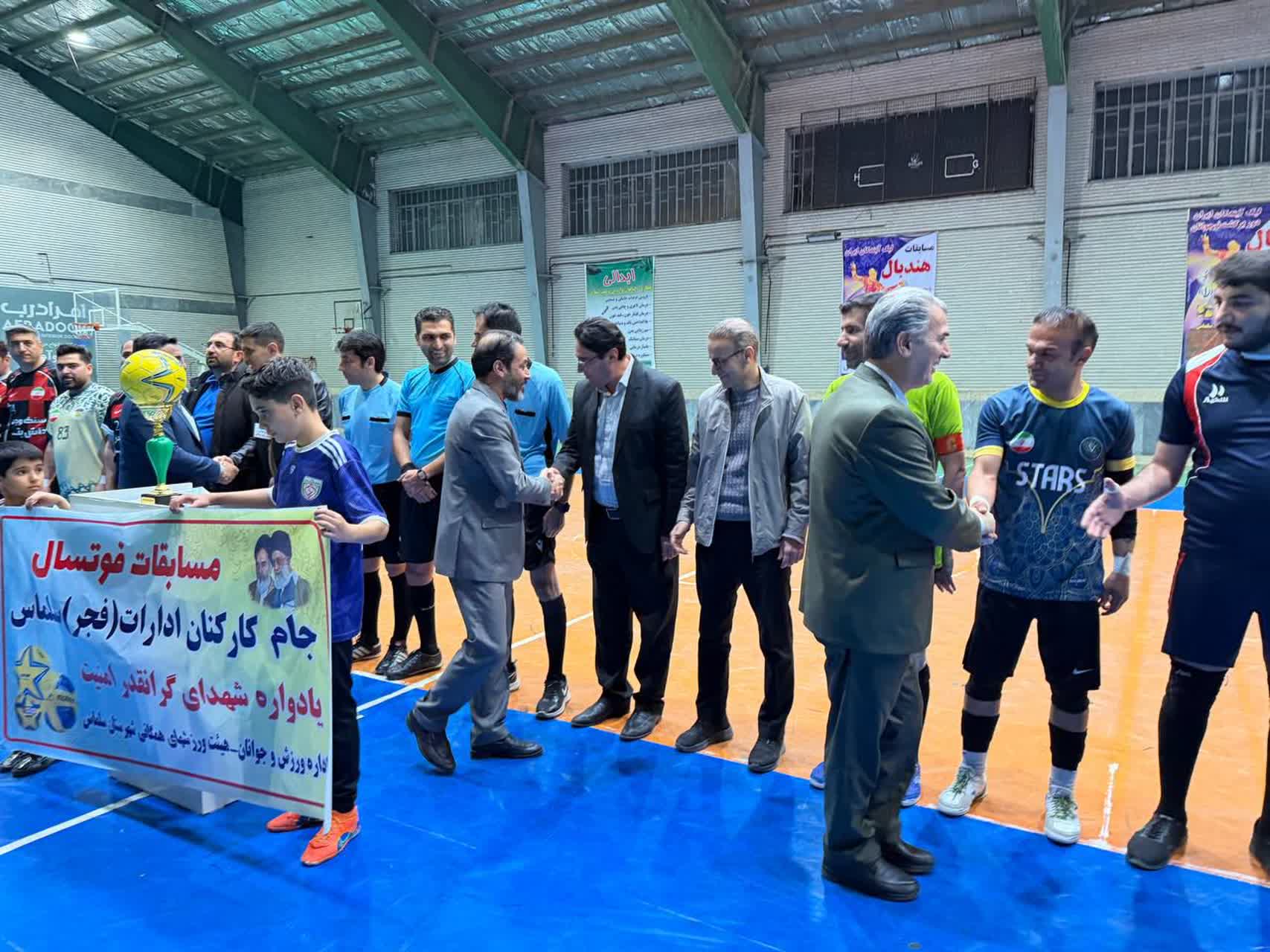 🔹دیدار پایانی مسابقات فوتسال جام کارکنان ادارات (فجر) شهرستان سلماس با حضور فرماندار این شهرستان و بخشدار مرکزی برگزار شد و تیم بخشداری مرکزی با نتیجه 3 بر 1 دادگستری سلماس را شکست داد و عنوان قهرمان