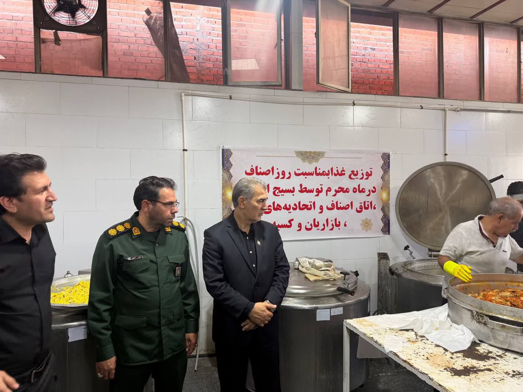 به مناسبت روز اصناف و همزمان با ایام سوگواری ماه محرم، با مشارکت بسیج اصناف، اتاق اصناف، اتحادیههای صنفی تابعه، بازاریان و کسبه شهرستان سلماس، غذای نذری بین عزاداران حسینی و خانوادههای نیازمند توزیع