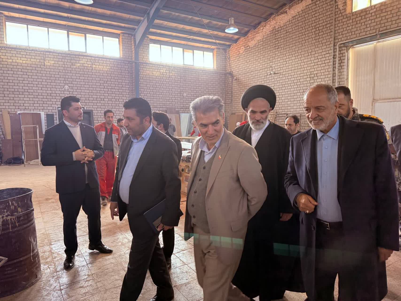 ازدید فرماندار شهرستان سلماس به همراه امام جمعه محترم و نماینده مردم شریف سلماس در مجلس شورای اسلامی از واحدهای تولیدی مستقر در شهرک صنعتی سلماس