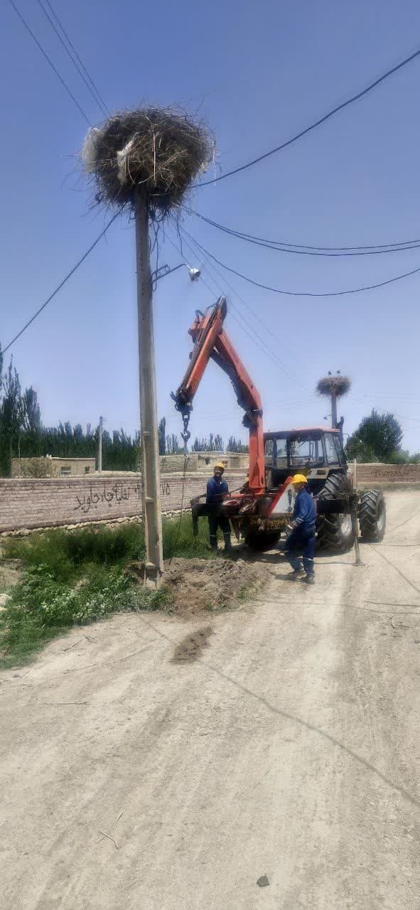 ⭕️ آغاز عملیات جابجایی تیرهای برق و آمادهسازی معابر اصلی روستای کنگرلو برای آسفالتریزی