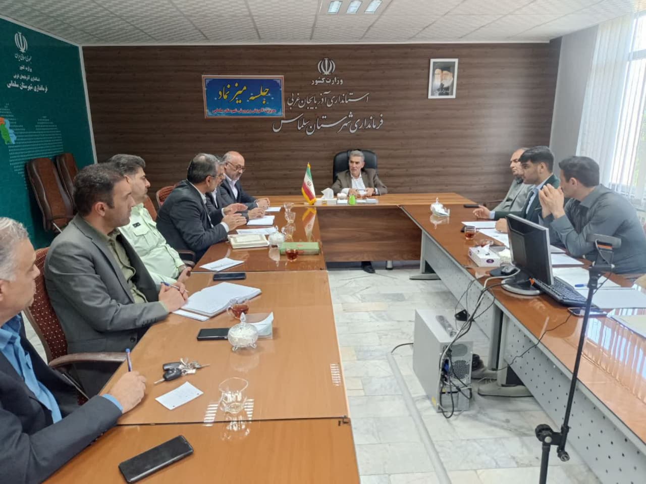 جلسه میز نماد با ریاست علی علائی فرماندار، مدیر آموزش و پرورش و نمایندگان دستگاههای اجرایی عضو طرح نماد در سالن جلسات فرمانداری برگزار شد.