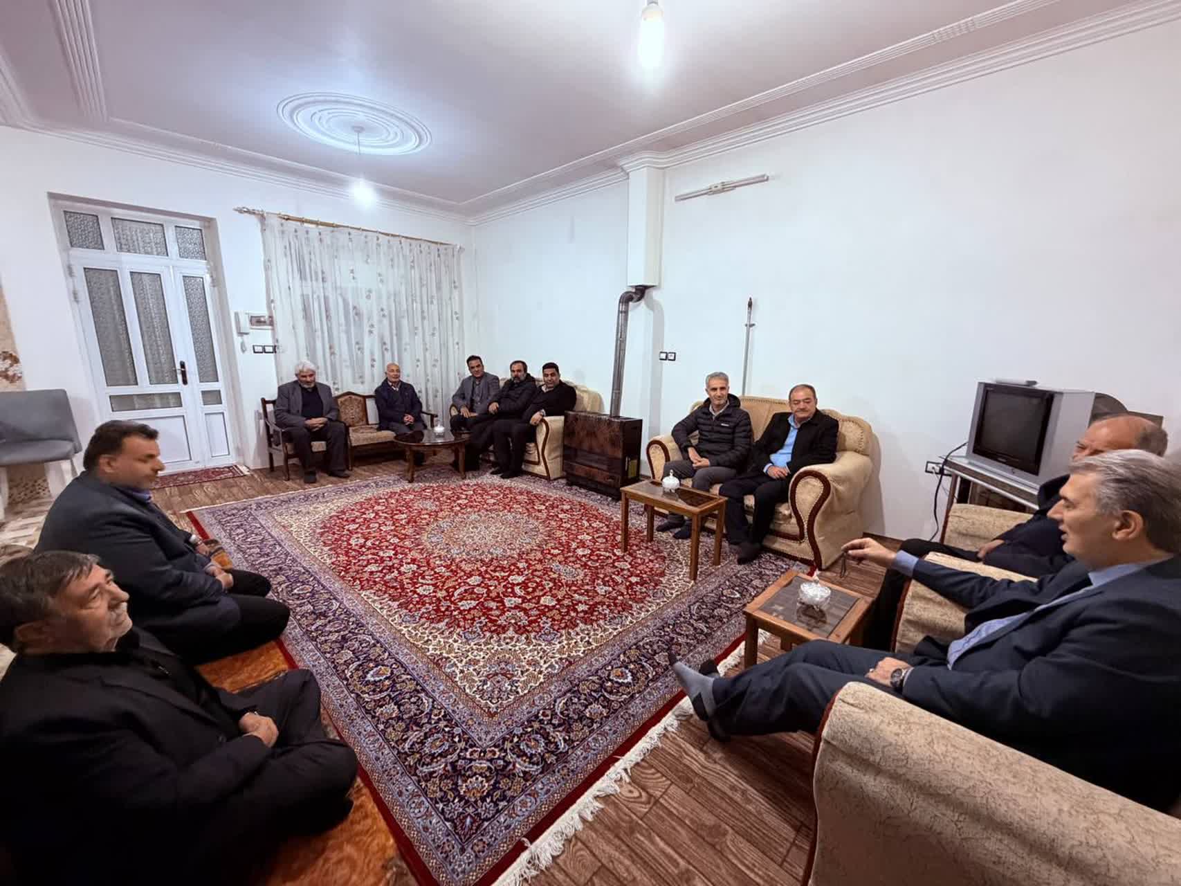 حضور فرماندار و نماینده مردم شریف سلماس در منزل روحانی مرحوم حاج میرزا مدد اسمعیل پور