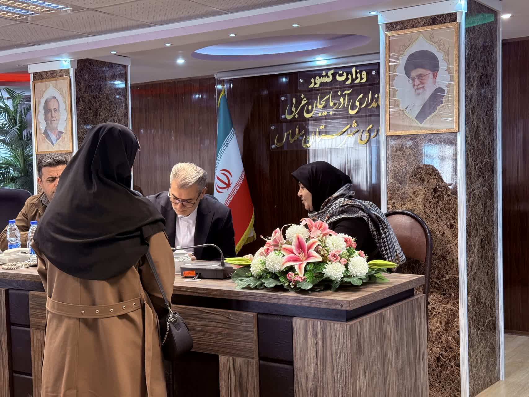 تعطیلی ادارات، مانع خدمت نشد؛ تداوم ملاقات‌های مردمی فرماندار سلماس ‌