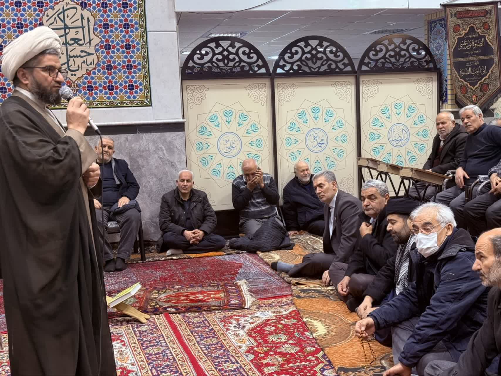 🔹️فرماندار سلماس در مراسم نماز جماعت مسجد حضرت علی‌اصغر (ع) حاضر شد و با ایراد سخنرانی، از بسیجیان پایگاه شهید شجاعی تجلیل کرد