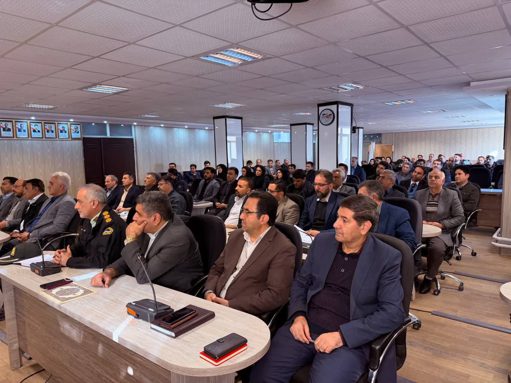 🔹 جلسه توجیهی نامزدهای انتخابات هفتمین دوره شوراهای اسلامی شهرهای سلماس و تازهشهر به ریاست علائی فرماندار شهرستان سلماس و با حضور دادستان عمومی و انقلاب، اعضای هیأت اجرایی و هیأت نظارت در سالن شهید