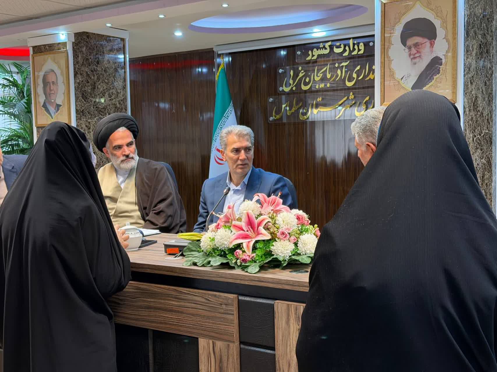 خدمت بی منت به مردم نعمت الهی برای مسئولان کشور هست.مقام معظم رهبری(مدظله العالی)