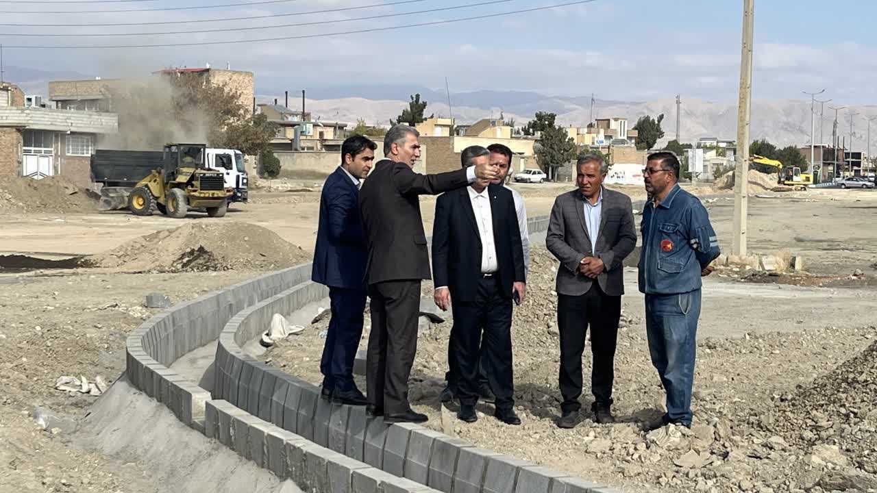 بازدید فرماندار سلماس از روند جابجایی شبکه برق میدان امام علی (ع)