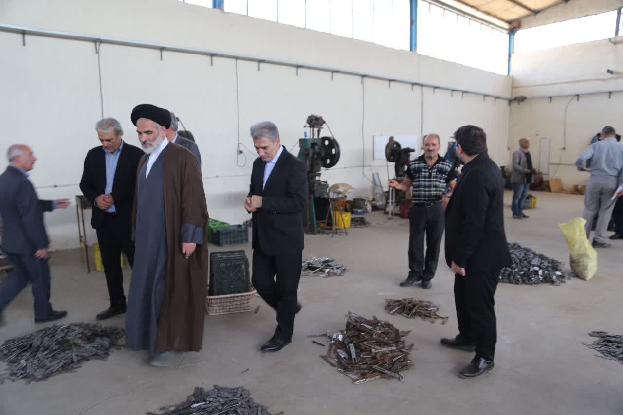 به گزارش روابط عمومی فرمانداری سلماس، در راستای اجرای برنامه هفتگی «دوشنبههای تولید»، روز دوشنبه 24 شهریور، علی علائی فرماندار سلماس به همراه امام جمعه محترم شهرستان و جمعی از مسئولان ادارات، از چند