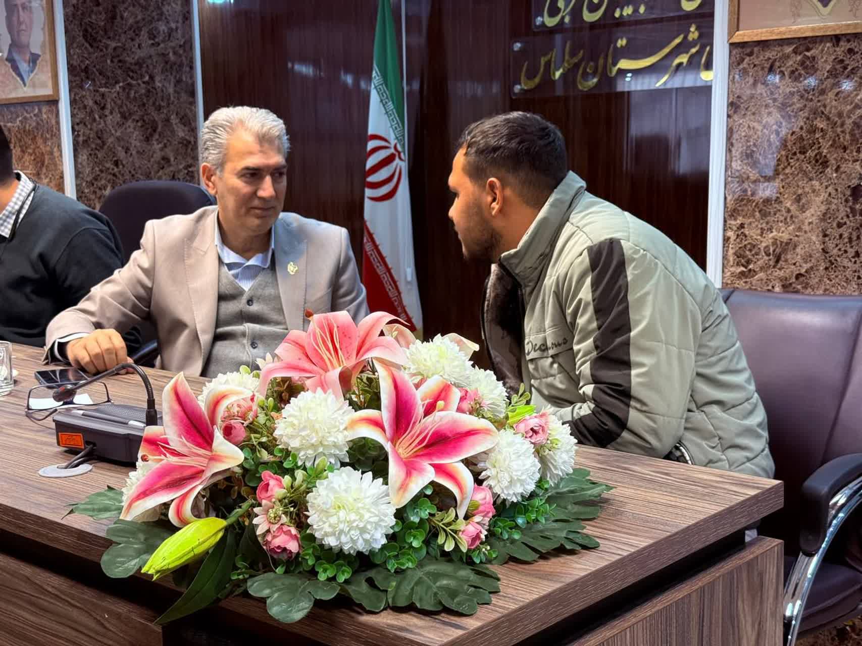 ملاقات مردمی فرماندار سلماس؛ شنیدن دغدغه‌های مردم در پنج ساعت مستقیم