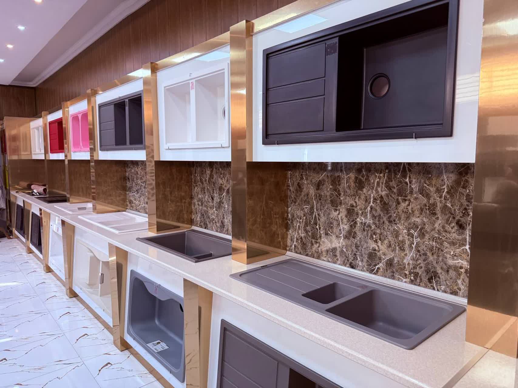 ازدید فرماندار شهرستان سلماس به همراه امام جمعه محترم و نماینده مردم شریف سلماس در مجلس شورای اسلامی از واحدهای تولیدی مستقر در شهرک صنعتی سلماس