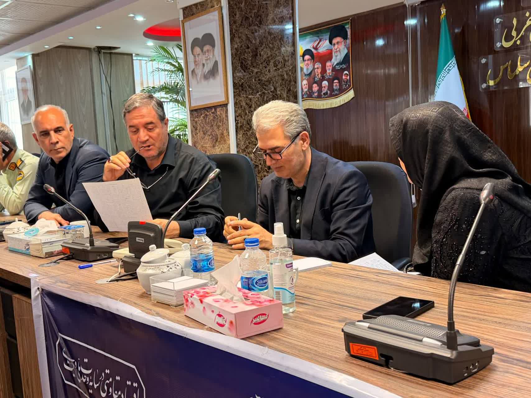 میز ارتباطات مردمی فرمانداری شهرستان سلماس با حضور استاندار آذربایجان غربی 🔹بهمنظور رسیدگی مستقیم به مطالبات مردمی میز ارتباطات مردمی رضا رحمانی استاندار آذربایجان غربی و علی علائی فرماندار شهرستا