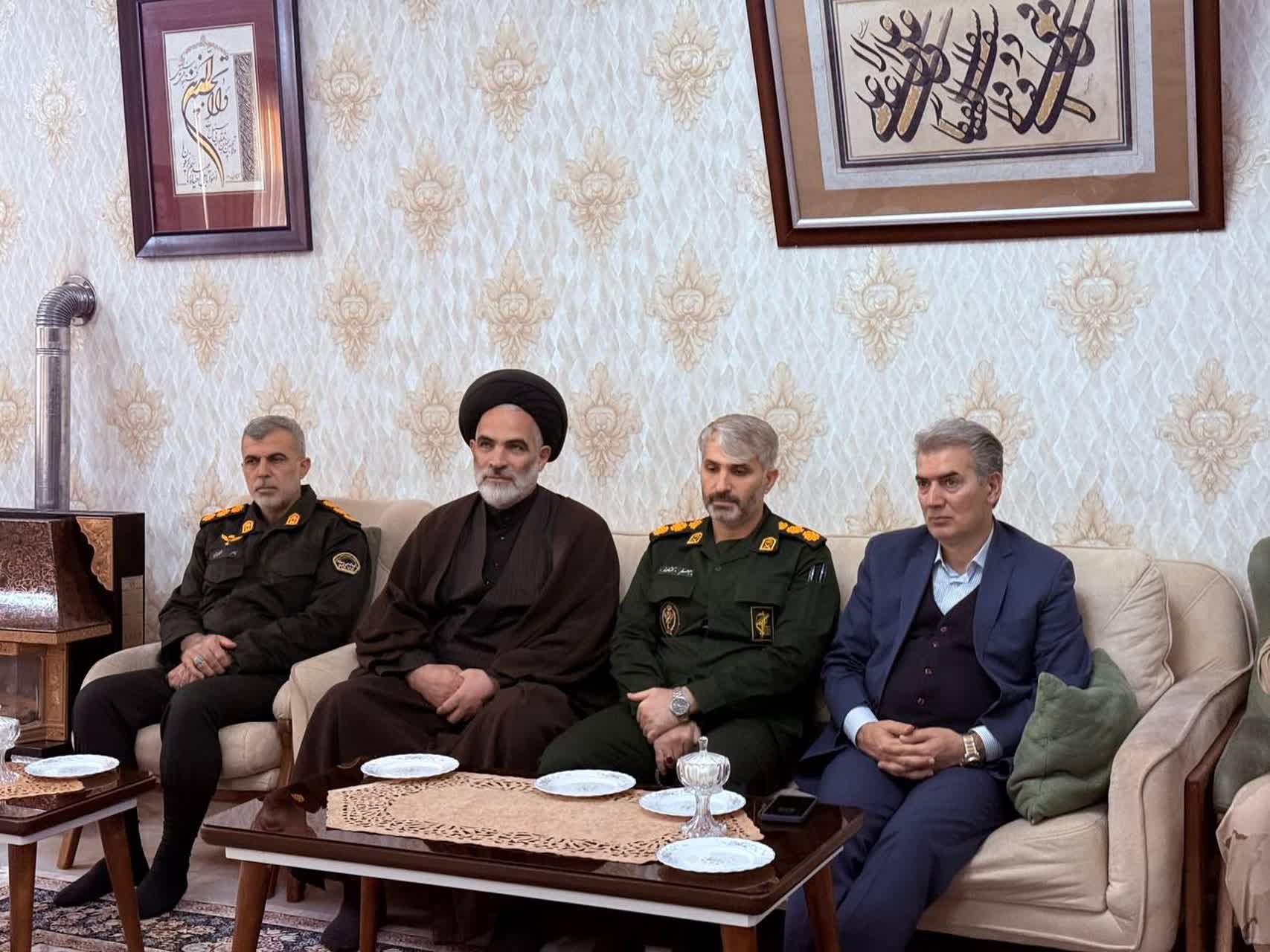 فرماندار سلماس به همراه حجت‌الاسلام والمسلمین طباطبایی امام جمعه این شهرستان و اعضای شورای تأمین، با حضور در منزل خانواده معظم شهید علی حاجی با آنان دیدار و گفت‌وگو کردند.