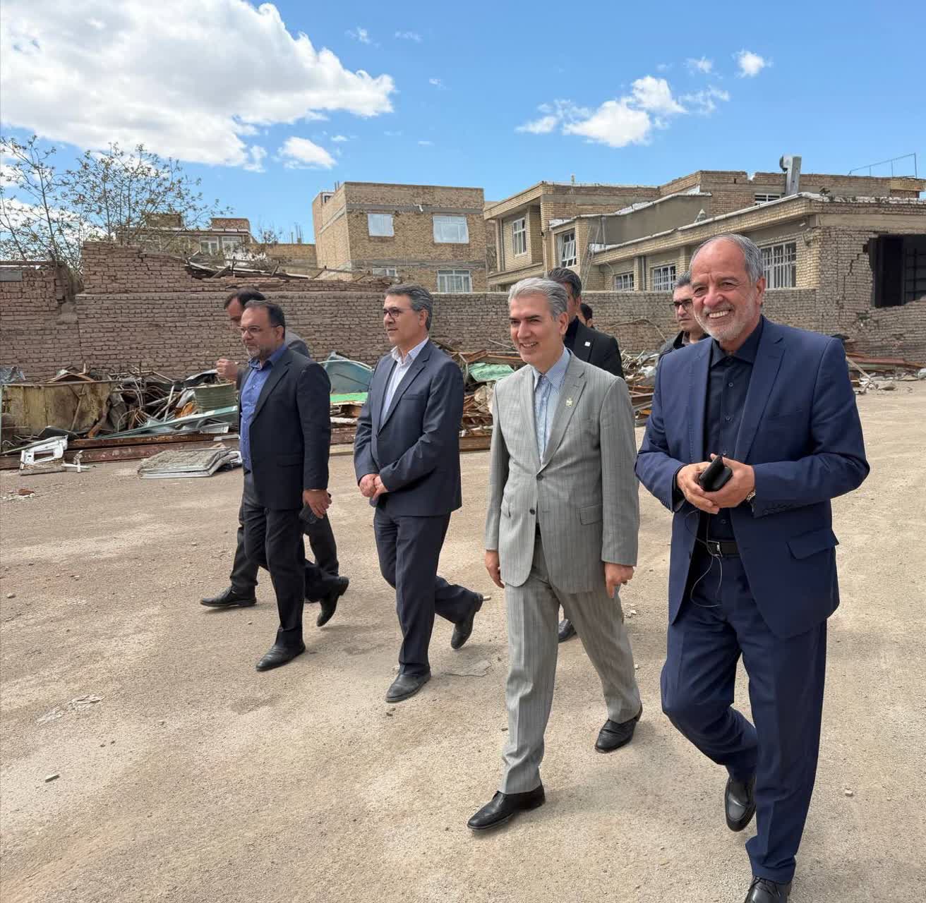 فرماندار، نماینده مردم در مجلس، شهردار و جانشین فرمانده انتظامی سلماس با حضور در محل یک واحد نظامی آسیب‌دیده در جنگ تحمیلی سوم از روند خاک‌برداری و آغاز عملیات بازسازی بازدید کردند.