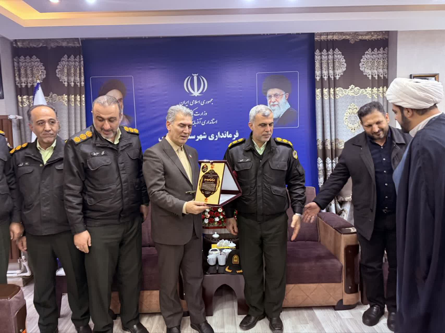 تجلیل فرماندهی انتظامی سلماس از «علی علائی» به مناسبت روز جانباز