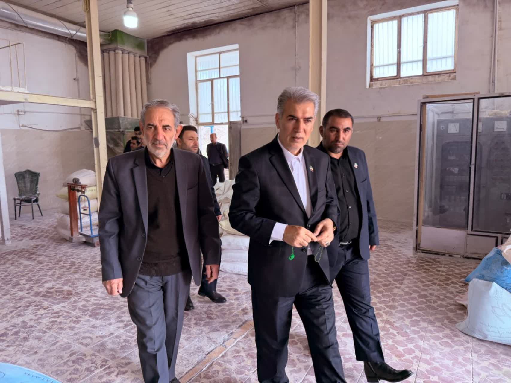 بازدید کارگروه رفع موانع تولید از کارخانه آرد سبوس‌دار سلماس؛ گره مشکلات باز شد