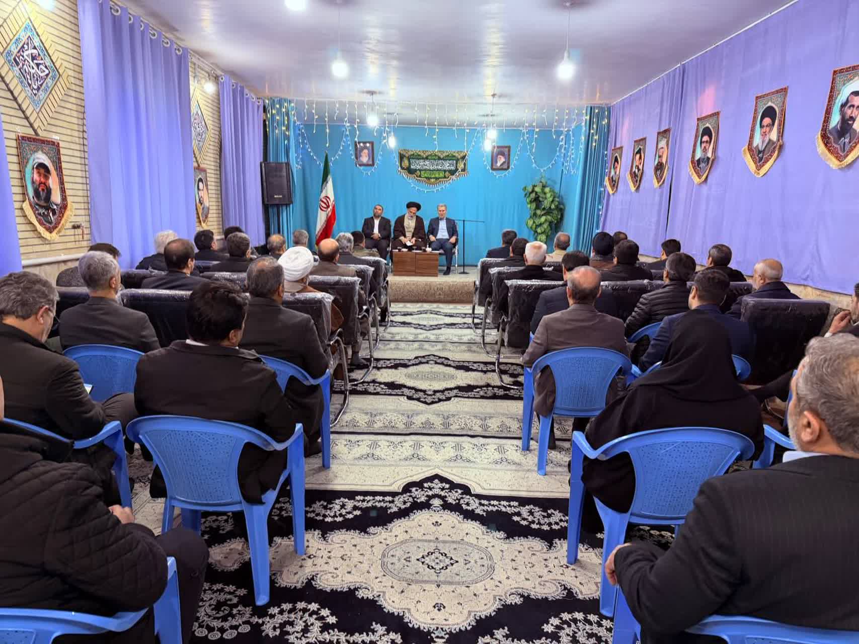 دیدار اعضای شورای تأمین و اداری شهرستان سلماس با امام جمعه محترم شهرستان بمناسبت آغاز دهه فجر انقلاب اسلامی
