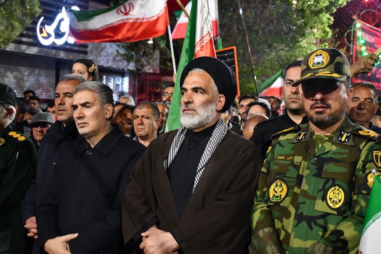 حضور فرماندار شهرستان سلماس در کنار سایر مسئولین و مردم  ولایتمدار شهرستان سلماس با رمز پایداری و مقاومت شبانه در سنگر خیابان، در چهل و هشتمین سلسله تجمعات مطالبه خونخواهی رهبر شهید و بیعت با سومین ره